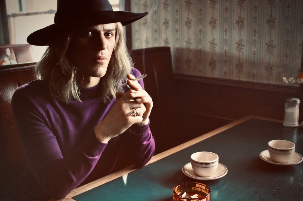 Johnny Flynn as David Bowie at the Breezy Corners diner in Flamborough, ON for Stardust
